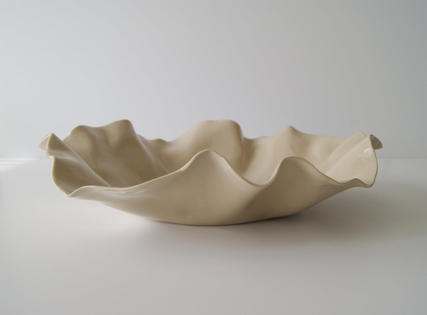 Flowy serving bowl - transparent