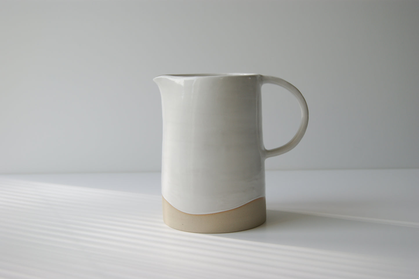 Jug white wave